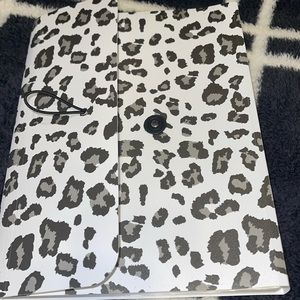 Pocket folder in animal print